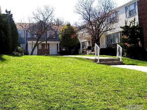 Sunny 2 Bedroom&2 Full Bath Condo In Oakland Garden, Next To Alley Pond Park.