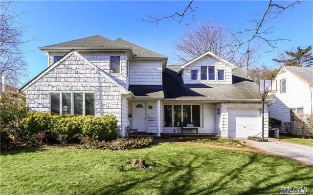 Warm And Inviting Beautiful Woodmere 6 Br Expanded Ranch. Formal Dining Rm, Hardwood Floors Throughout. Large Master Bedroom Suite With His And Her Walk-In Closets. Main Level Oversized Den. Open Flow For Entertaining. Great For Large Growing Family. Igs, Alarm. Much Too Much To Mention. Must Be Seen!