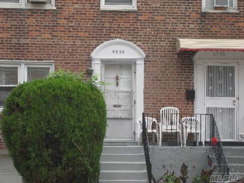 20 Footer 3Br 1.5 Ba. Colonial Townhouse. Walk To Sd26 Schools, Shops, Bus, Express Bus.