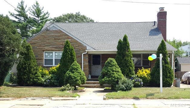 Cape Brick/Stone 5 Br, 3Fbath, Full Finished Basement, Huge Brs, 2Mbrs, 2.5 Car Garage. 20 Minutes From Nyc. Close To Lirr, Schools.