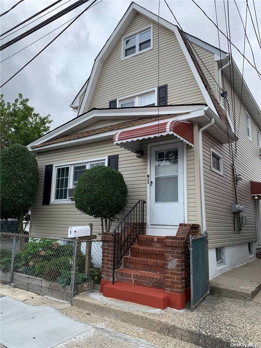 Single Family in Elmont - Holland  Nassau, NY 11003