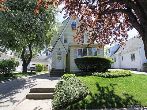 Beautiful Sunny Colonial. Great Sun Rm, Nice Backyard. Mint Condition, Sprinkler System, Alarm System, Gas Heating, Wood Floors Throughout, Spacious Eik, New Windows. Great Neck South School District. Fantastic Location Parkwood Pool & Park. Close To All: Shopping Center, Lirr Etc. 