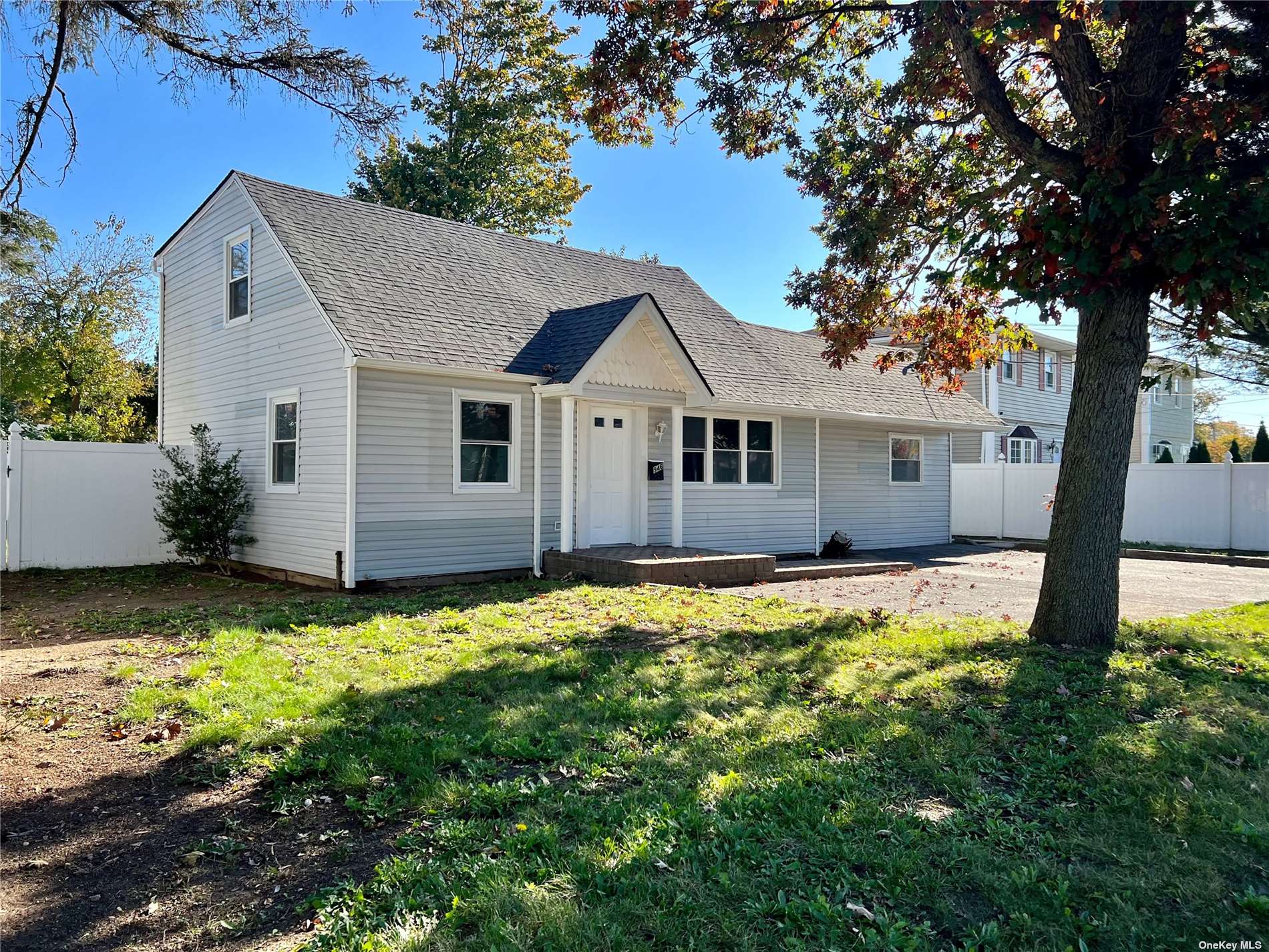 Single Family in Lindenhurst - Wellwood  Suffolk, NY 11757