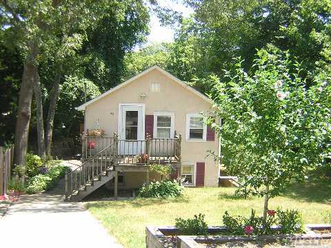 Immaculate,Adorable Unique Bi-Level Home,Perfect For 1st Time Buyers In A Quiet Cul De Sac Minutes From The Beach & Close To Shopping! 2 Bedrooms,Large Living Room,Eik W/Upgraded Applcs,Upgraded Bathroom W/Vaulted Ceiling & Skylight,3 Yr Young Roof & Oil Tank,Deck,Large Driveway W/Extra Parking,Oversized 39 X 156 Property W/Fenced Backyard & More! Taxes W/Star $4084.79.