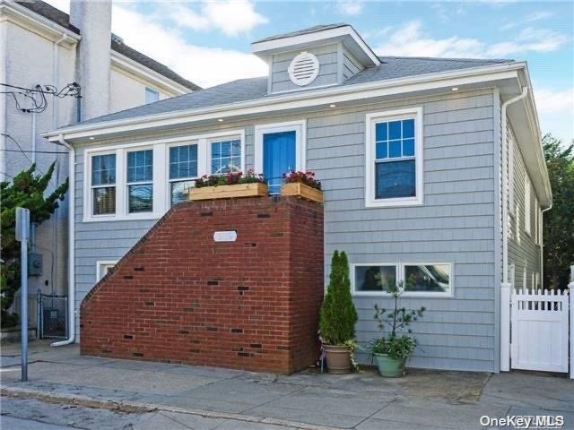 Single Family in Point Lookout - Hewlett  Nassau, NY 11569