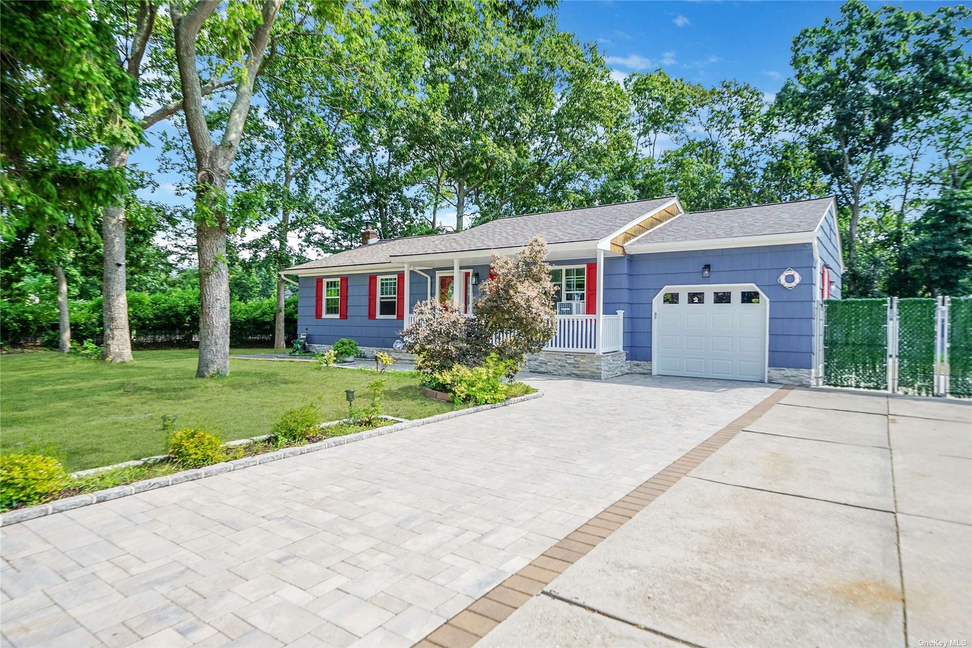 Single Family in Shirley - Palmetto  Suffolk, NY 11967