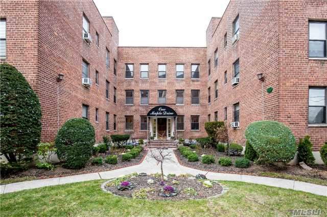 Welcome To The Cambridge. Dogs Welcome! Top Floor, Oversized ! Bedroom. Front Facing, Sunny Southern Exposure. Offers Hardwood Floors, Separate Dining Area, Lots Of Closets. Close To Lirr, Shopping & Parks. Pet Lovers Welcome!