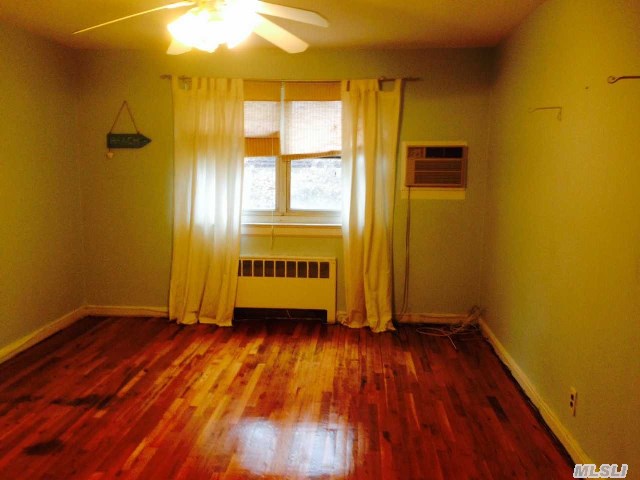 Upper Unit Spacious 1 Bedroom Apartment Plenty Of Closet Space Hardwood Floors Bright And Sunny Close To Shops And Transportation Easy To Show