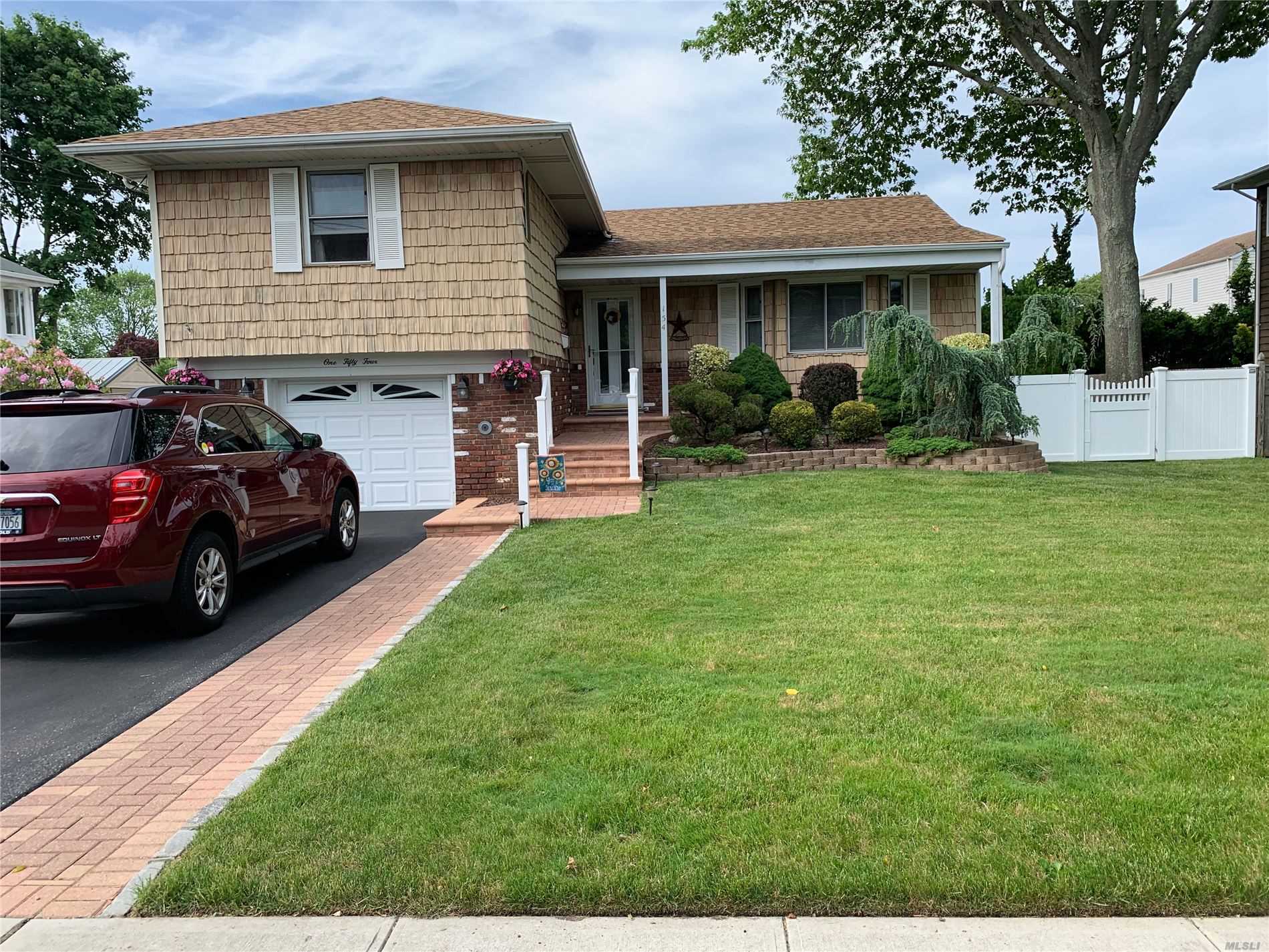 Spacious 3 bedroom Split mid block. 3 bedrooms 1.5 bathrooms large backyard. All new stainless steel appliances washer /dryer and boiler. New to market