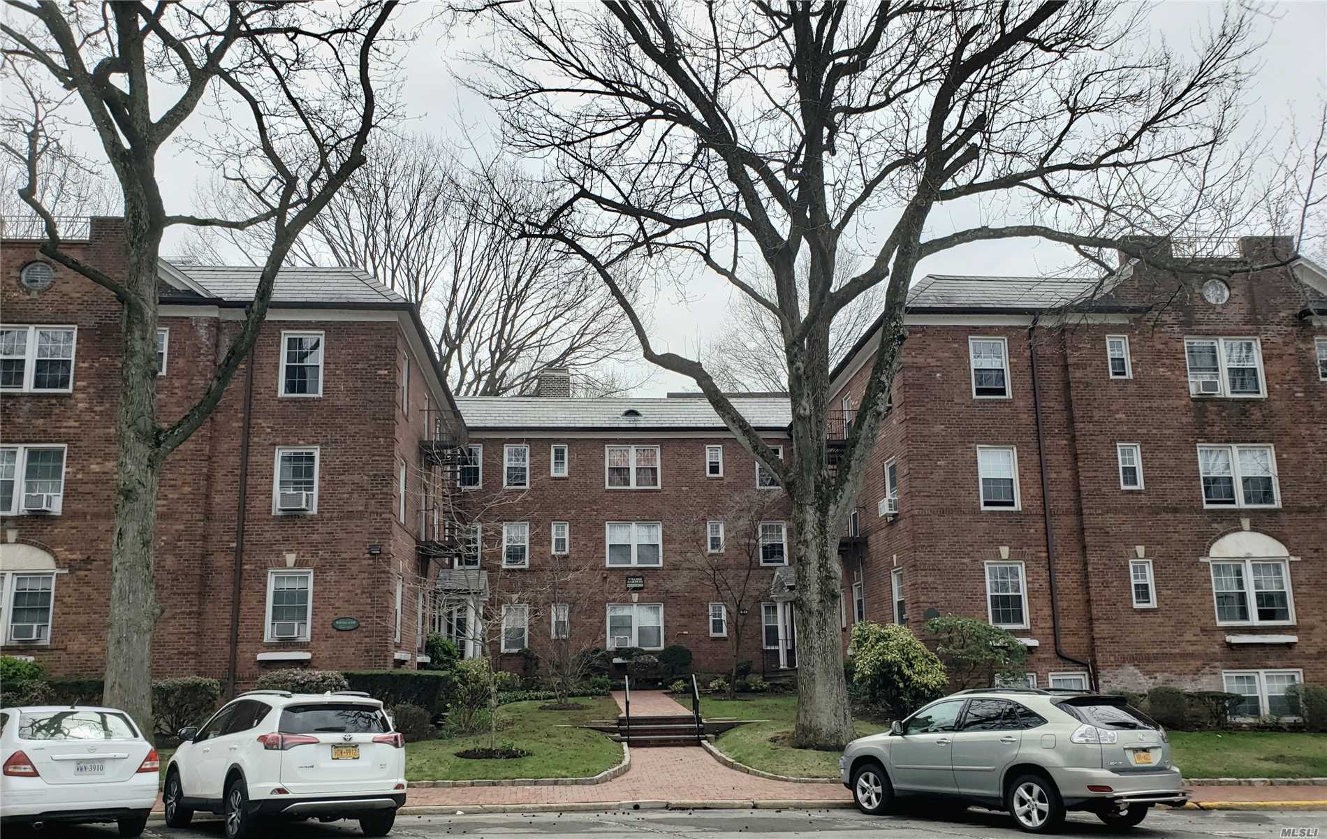 Very Large & Bright 1Bed & 1Bath at Great Neck Village Gargen. Windowed Granite Kitchen with S/S Appliances. Large Bedroom and Large Living room Hardwood Floors through out. Close Proximity to Bus, LIRR, Shopping mall, Live in Super. No Flip Tax.