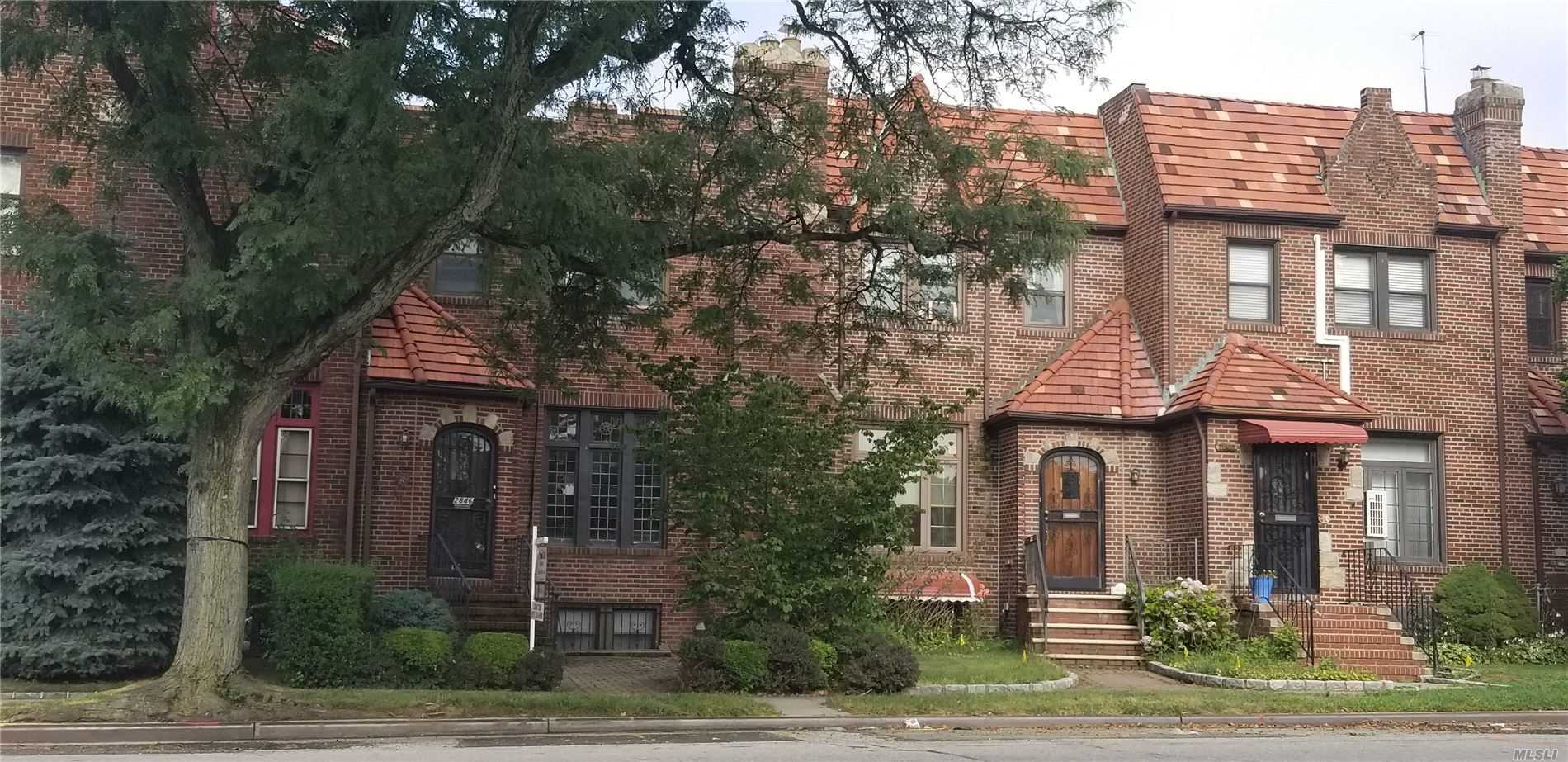 R4B Beautiful All Brick Tudor. 3 Br, 2.5 Bath. Eat In Kitchen With Entrance To Back Yard. Finished Basement. Laundry And Outside Entrance. Convenient Location, Near Highway, Buses, Shopping And Restaurants.