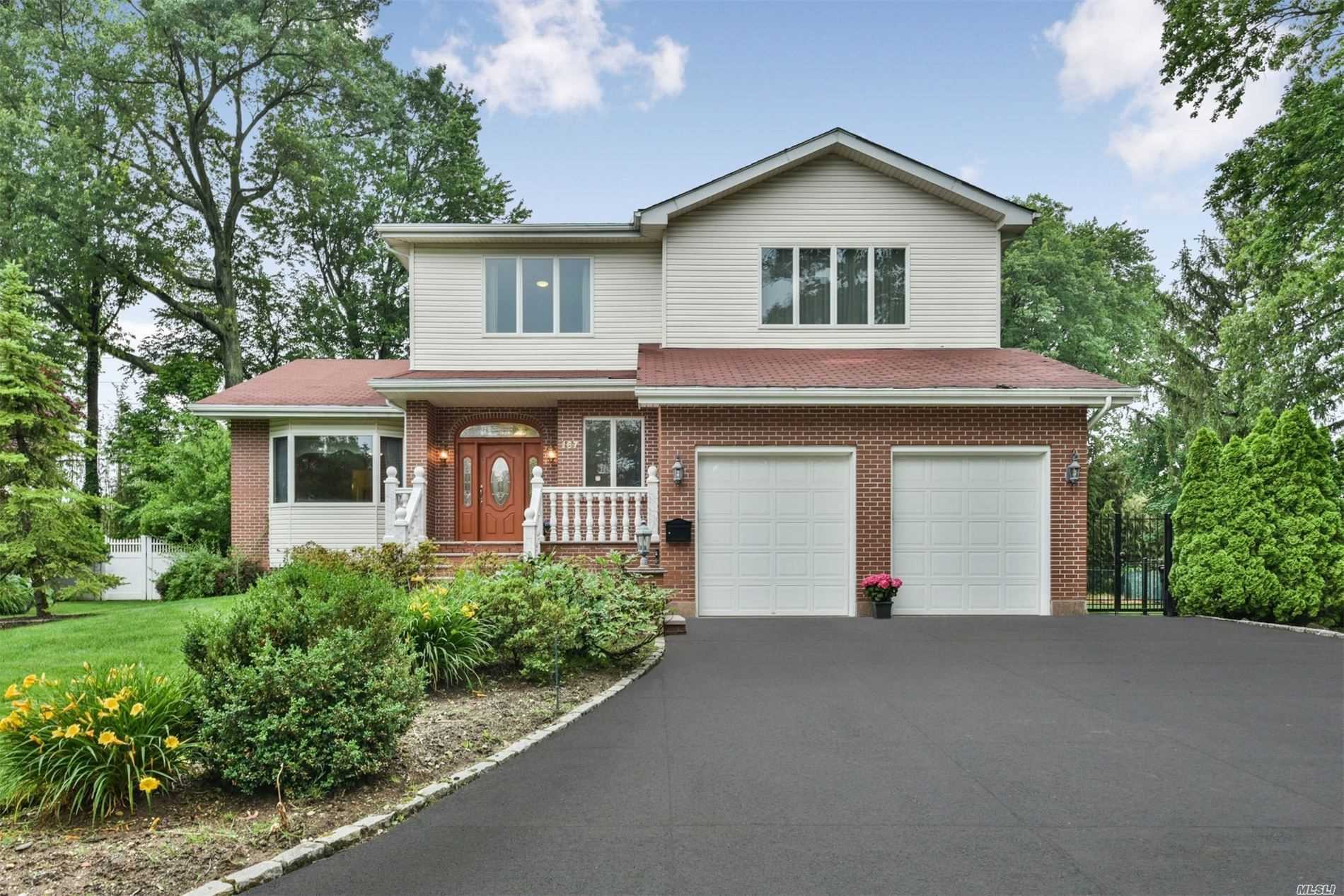 Re-Built In 2003 W/Quality Materials & Fine Workmanship, This Hamilton Park Colonial Offers Many Unique Features incl 10&rsquo; Ceilings, Canadian Maple Wd Flrs, Custom Spiral Staircases, Custom Built-Ins, Wood Paneling, Skylights, Finished Lower Level W/8&rsquo; Ceilings & Lots Of Natural Light, Lrg Covered Porch, Fenced-In & Private Backyard W/Basketball Ct. 4 Bdrms, 3.5 Baths Incl 2 Bdrm Suites, All Frml Rms Plus Office. Private Loc Yet Convenient To Herricks Schools, Houses Of Worship, Parks & Hwys.