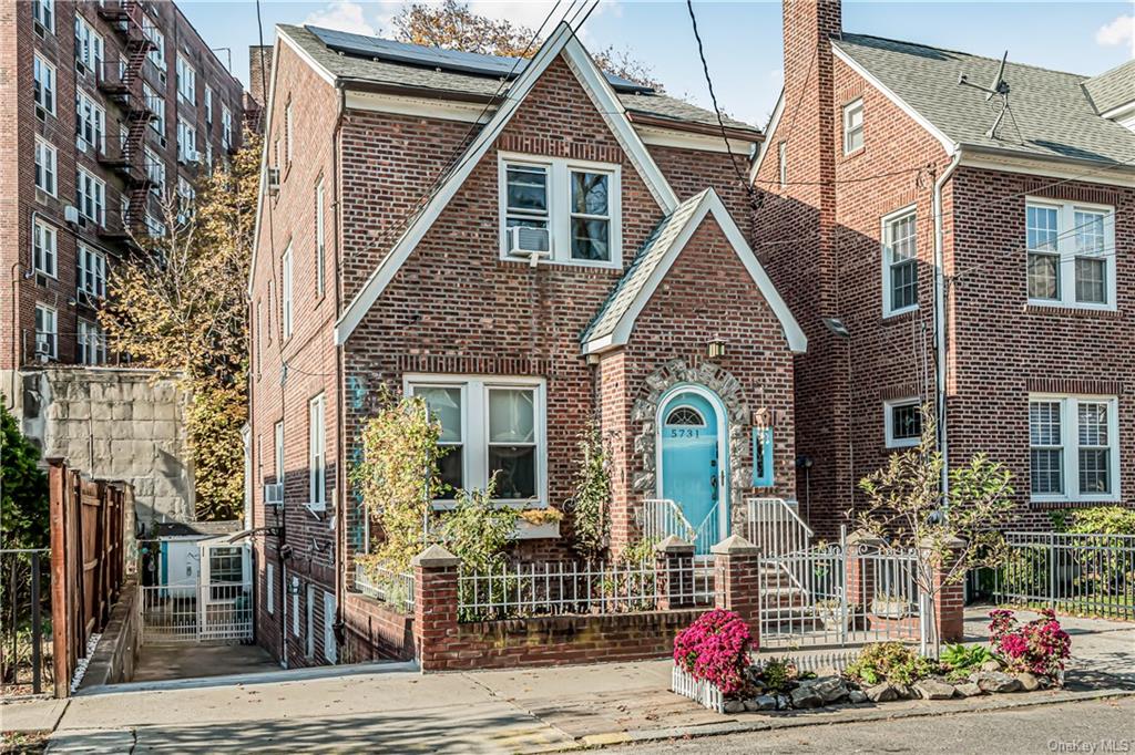 Single Family in Bronx - Post  Bronx, NY 10471