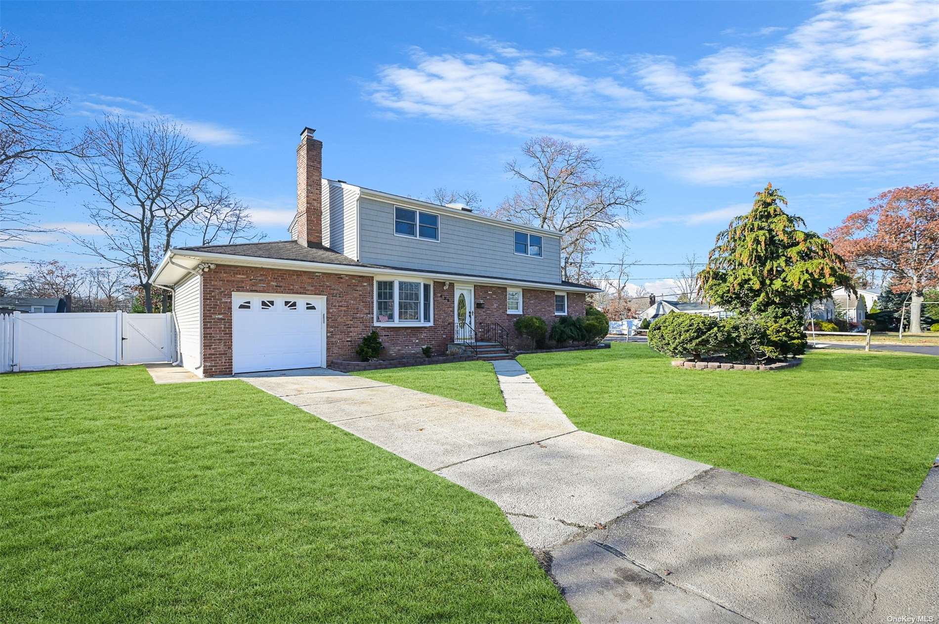 Single Family in West Islip - Oak Neck  Suffolk, NY 11795