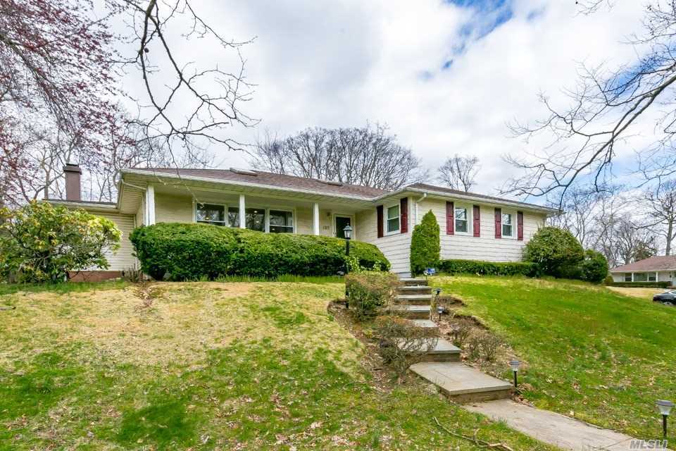 Mint Thomaston Home On Cul-De-Sac. Sunny Southern Exposure, Hardwood Floors, Moldings & Hi-Hats; Cac, Updated Windows, Updated Leaders, Gutters And Siding. Wonderful Backyard, Finished Basement Playroom. Large Eik, Baker Elementary, Option Great Neck South/North Middle Schools. Conveniently Located Near To Town, Lirr, Shopping And Library.