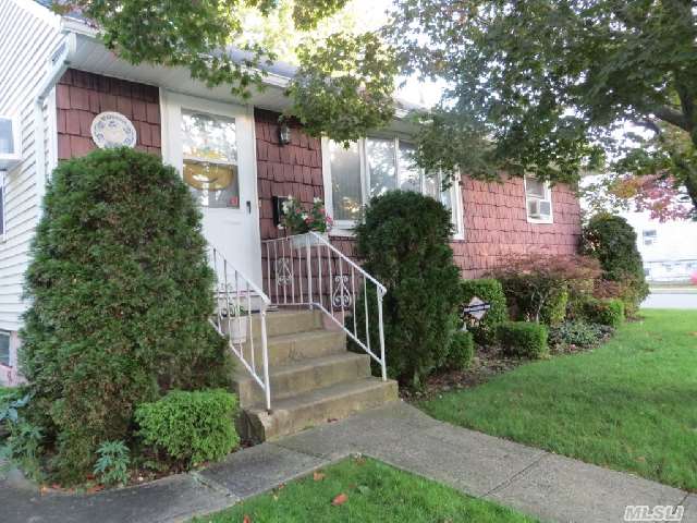 Vinyl Siding,  Corner Lot,  Hardwood Floors. Walk To Park,  Convenient Location.