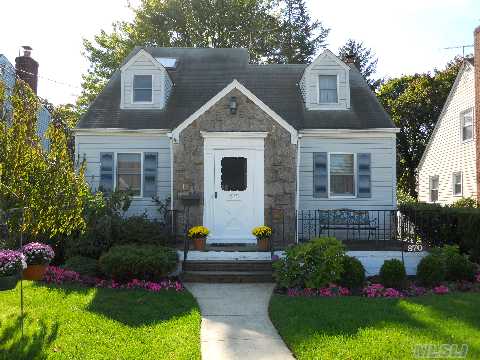 Spacious, Well Kept Home Has It All!  Move In Condition. Mid Block, Curb Appeal. Huge Closets, Lg Br's W/Skylights, Finished Basement W/Ose. 