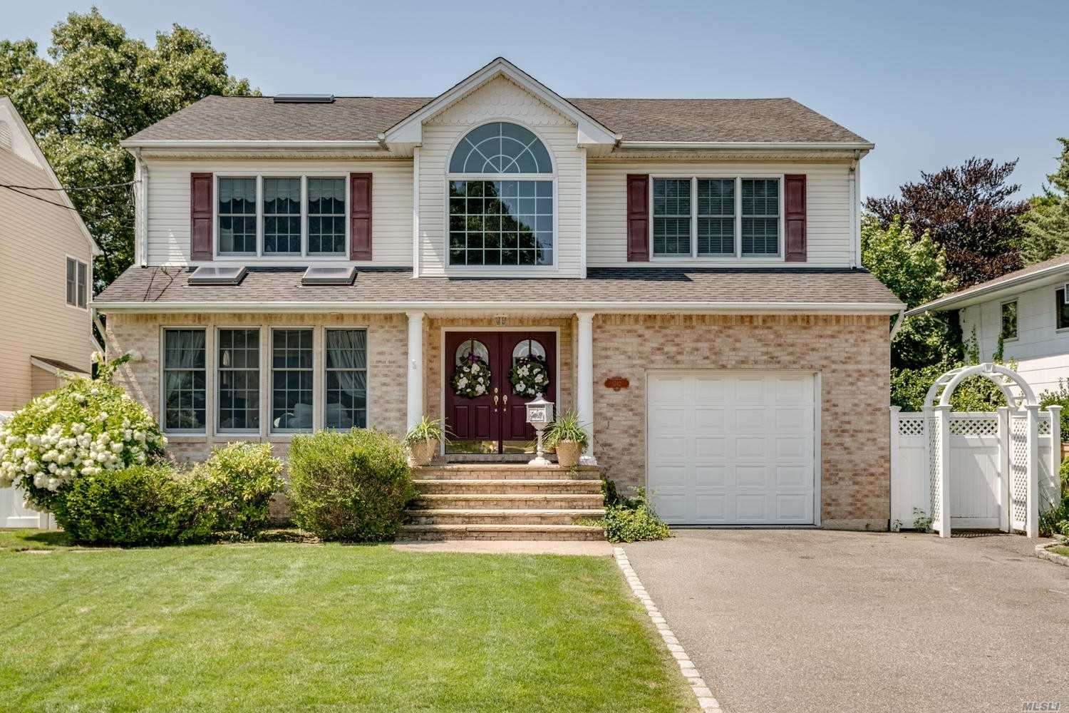 Gorgeous Georgian Colonial Built By Prestigious Builder In 2004. Stately Vaulted Entrance Foyer Leads To Large Sun-Drenched Living Room Area & Formal Dining Room. Custom Eat-In Kitchen W/Granite & Stainless Appliances. Family Room W/Fireplace Leads To Stunning Private Entertainers Yard W/Ig Pool. Huge Master Bedroom W/Vaulted Ceilings W/2 Walk-In Closets & Large En-Suite W/Jetted Tub. 3 Add Bedrooms & A Full Bath On Same Level.Full Finished Basement W/Ose. Attached Garage. A Truly Stunning Home.