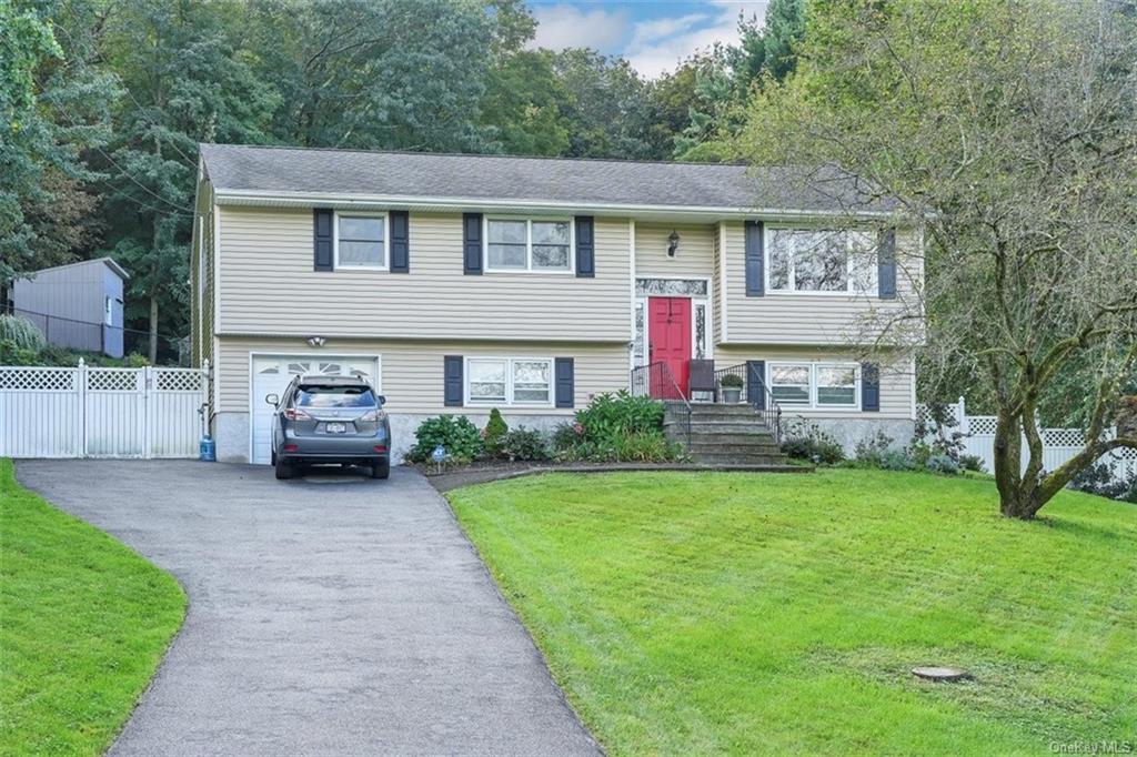 Single Family in Blooming Grove - Strawberry  Orange, NY 10950