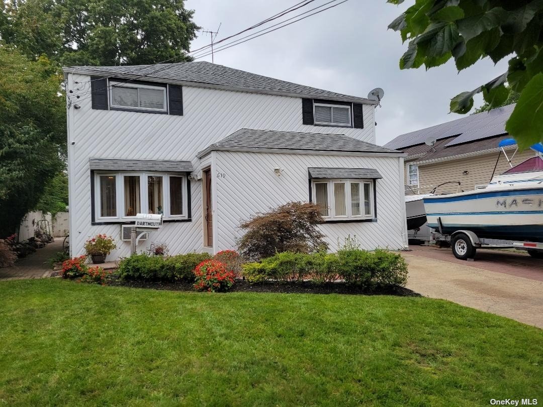 Single Family in Westbury - Dartmouth  Nassau, NY 11590