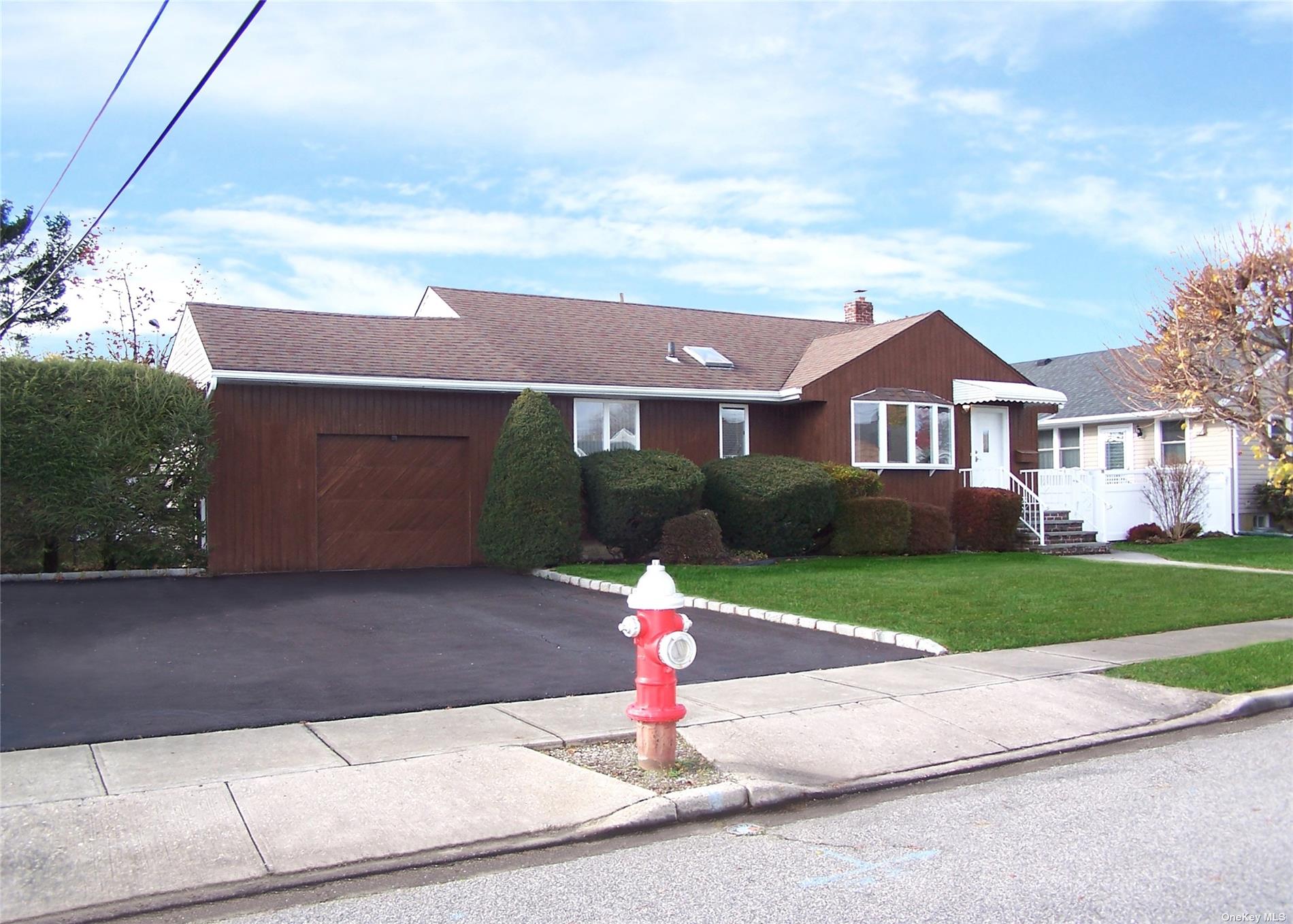 Single Family in Hicksville - East End  Nassau, NY 11801
