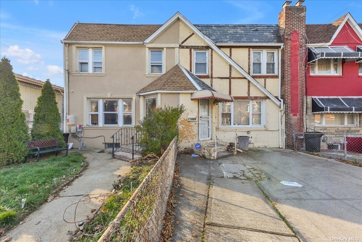 Single Family in Saint Albans - 202nd  Queens, NY 11412