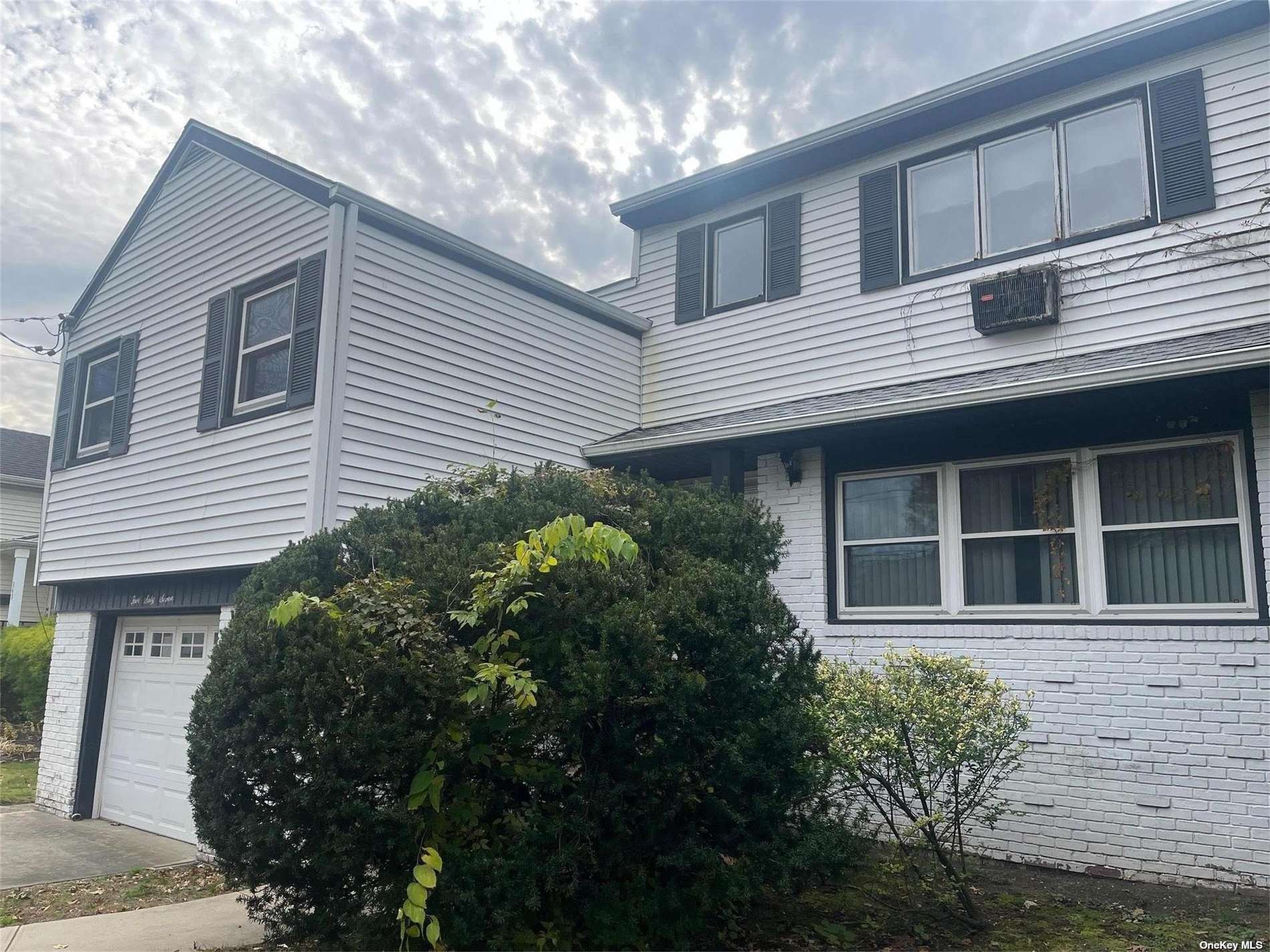 Single Family in Cedarhurst - Arlington  Nassau, NY 11516