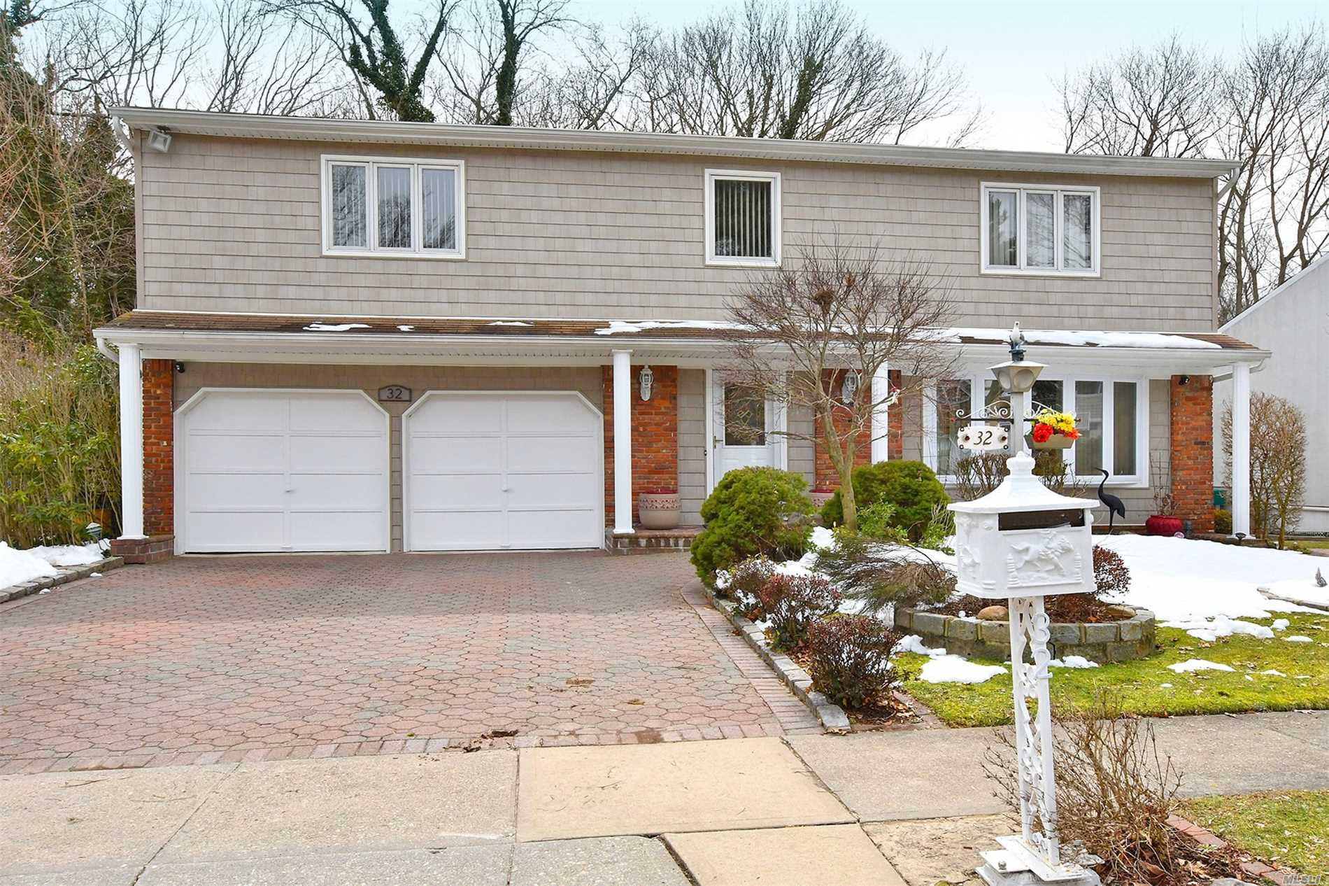 Spectacular Sprawling Splanch In The Heart Of North Syosset! Beautiful Home Features A Large Entry Foyer, Formal Dining Rm, Eat In Kitchen, Family Rm With Bar, 1/2 Bath. Grand Elevated Formal Living Rm With Scenic View Of Back Yard. Master Br With Full Bath, Three Spacious Brms, Full Bath. Large Finished Basement. High Ceilings, Hardwood Floors, Central Ac, 2 Zone Heating , Central Vac, Crown Moldings, In Ground Sprinklers. Sunlight Throuhout! Close To Transp, Shopping, Lirr, Syosset Schools!