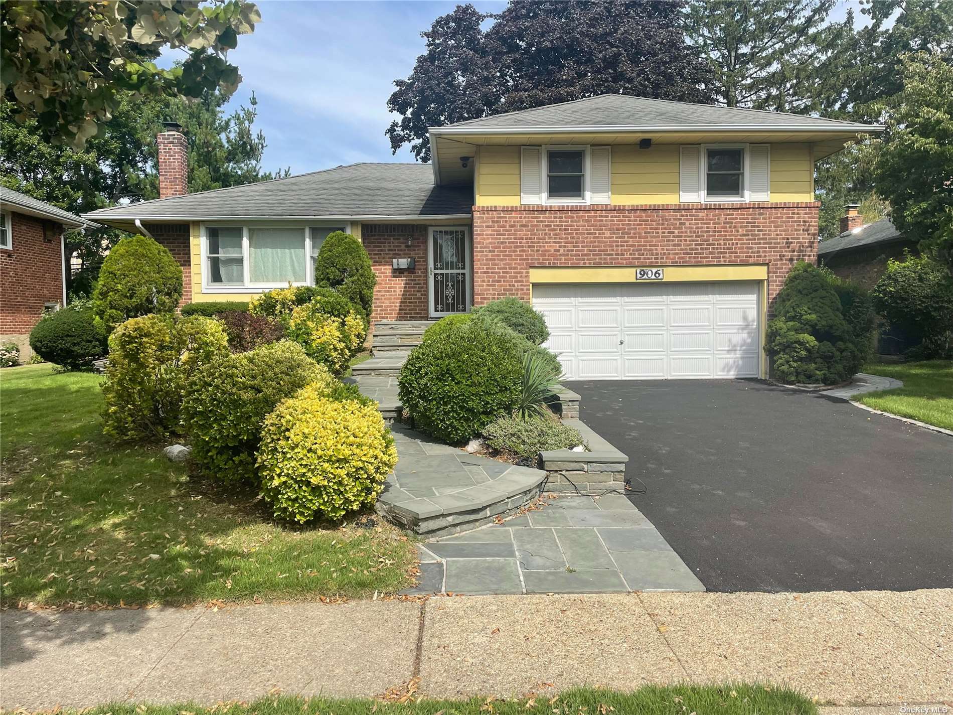 Single Family in Westbury - Bromton  Nassau, NY 11590