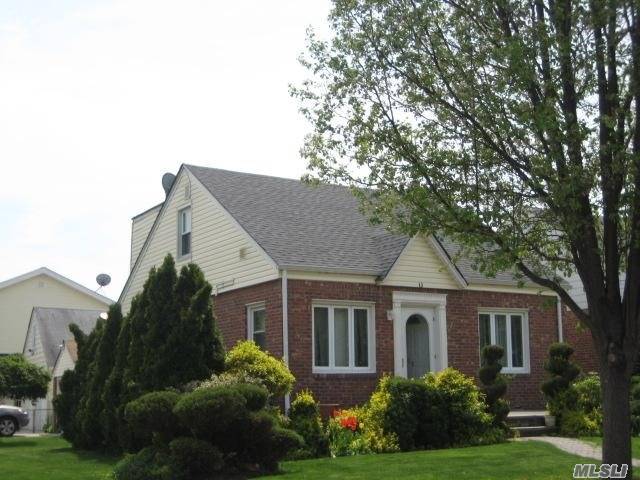 100% Brick Diamond Condition Wideline Cape. Park Circle Is Across The Street To Use Highway. This Basement With Ose, Fbth, With Family Room W/Bar. Close To Schools, Shopping, Lirr, Best Location In Nhp