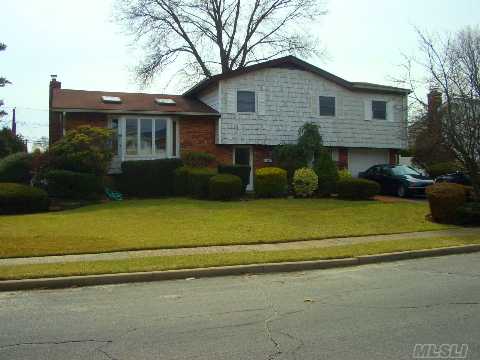 Expanded Sutton Split.4Br On Same Level.Bright & Cheery! Oversized Eik & Dinette W/Vaulted Ceiling & Hi Hats,Corian Counter,Staircase To Fam Rm W/Half Bath & Oversized Windws Overlooking Huge Backyard. 2 Separate Furnaces & 2 Separate Ac Units. All Custom Closets By Design. Hardwood Floors & Beautiful Banisters. Meticulous Home! Must See! Move Right In!