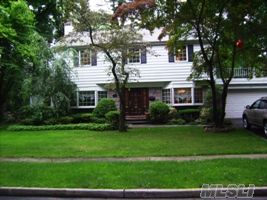 Fabulous Center Hall Colonial. Brand New Granite Eik,Formal Lr & Dr,Den And Screened In Porch. 2 Way Fireplace. Extemely Large Bedrooms.