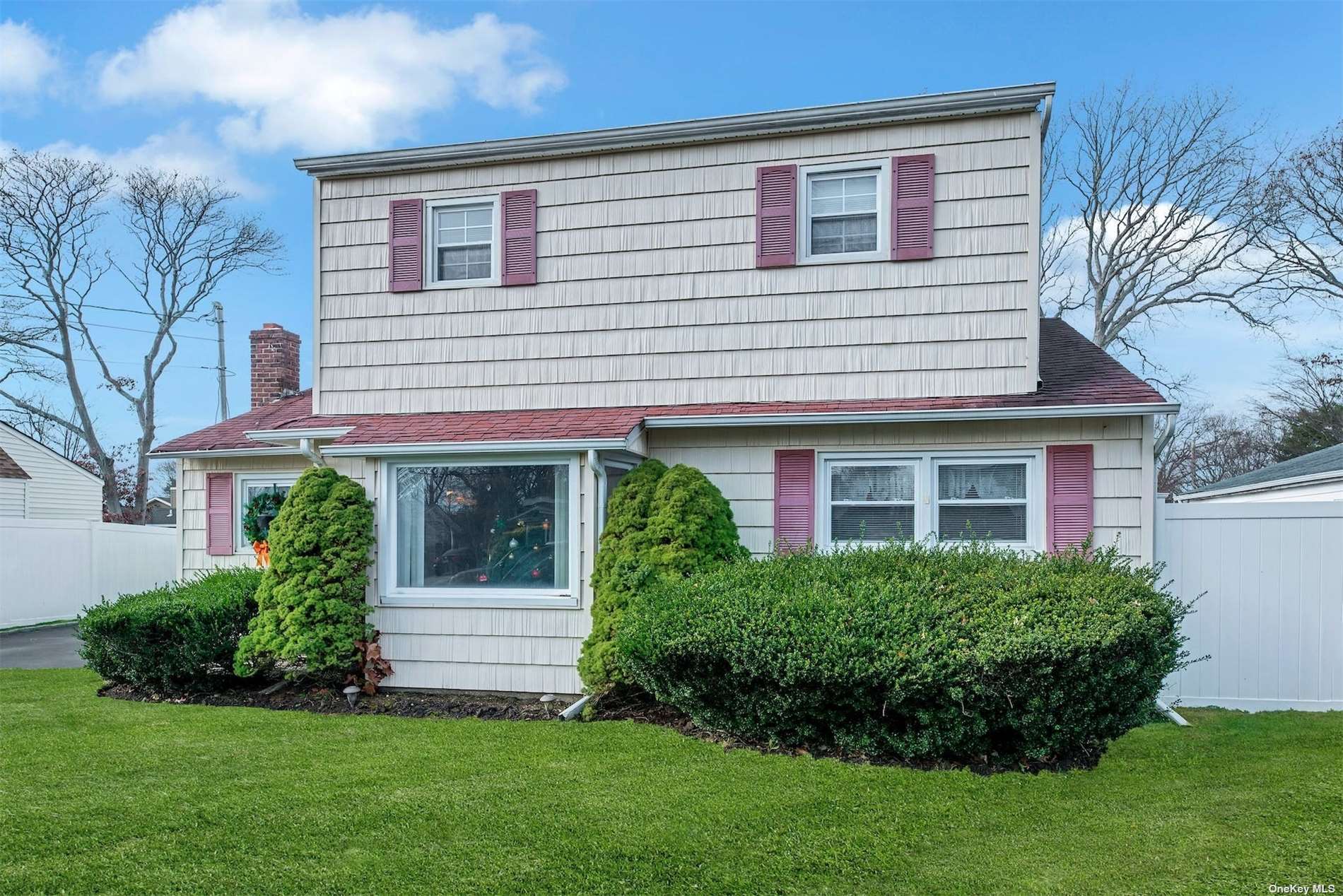 Single Family in West Sayville - Washington  Suffolk, NY 11796