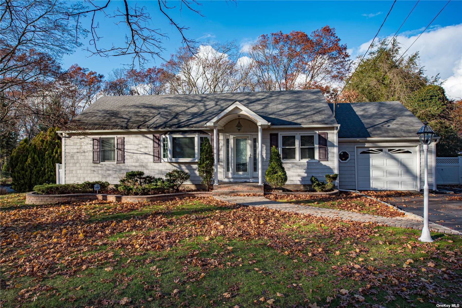 Single Family in Smithtown - Poplar  Suffolk, NY 11787