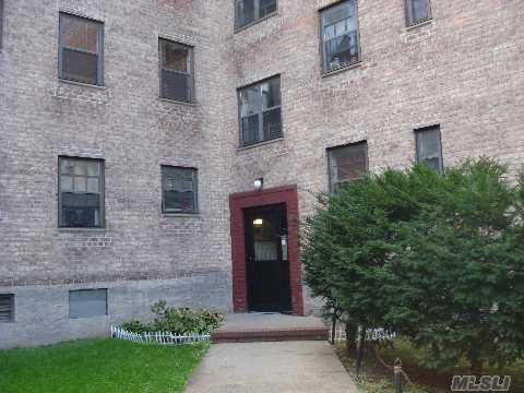Move-In Condition 2 Bdrm Conveniently Located Near Shopping And Transportation. Updated Kitchen And Bath. Won't Last!!