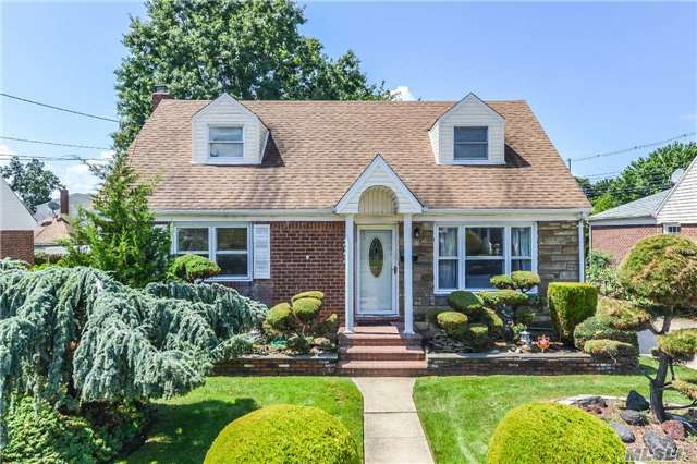 Commuter's Dream! Situated On A Tree-Lined Street In A Delightful Residential Area, This 4Bdrm, 3Bath Sunlit Home Is Just Blocks From Shopping, Parks, Major Highways & Lirr. Newly Updated Kitch W/Granite Counters & Gas Cooking, Wood Floors Throughout, Dining Room W/Sliding Door To Patio; Perfect For Bbq's & Summer Fun. Finished Bsmt W/Ose, Laundry & Playrm. Mineola Sd