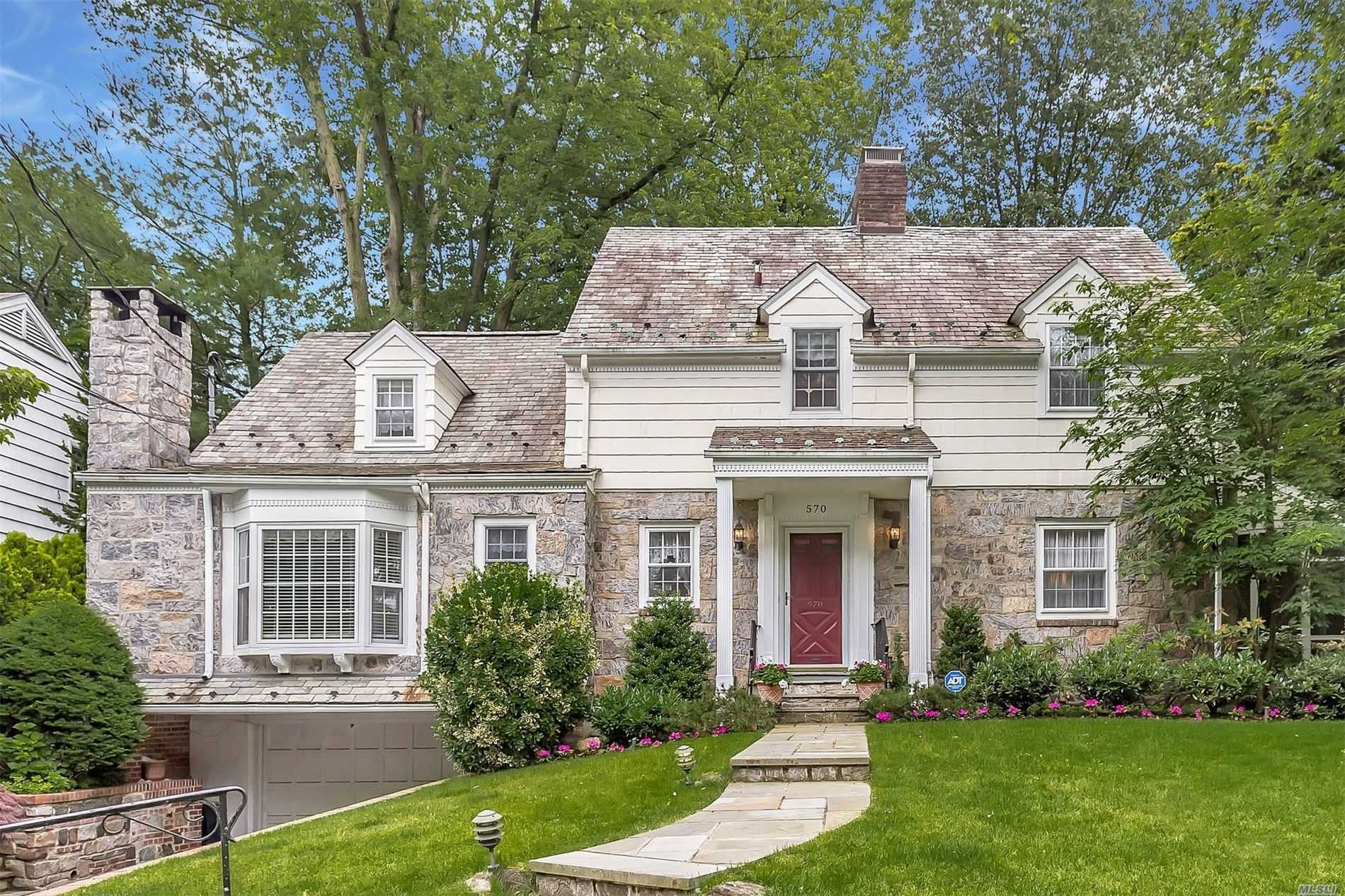 Classic fieldstone and brick Colonial set in the heart of Munsey Park, featuring 4 bedrooms and 3 full baths. This beautifully renovated and impeccably maintained residence boasts traditional architecture, hardwood floors, 3 fireplaces and grand scale rooms throughout. Expansive lush property with brick patio perfect for entertaining. Convenient to everything, this home is truly a special offering.