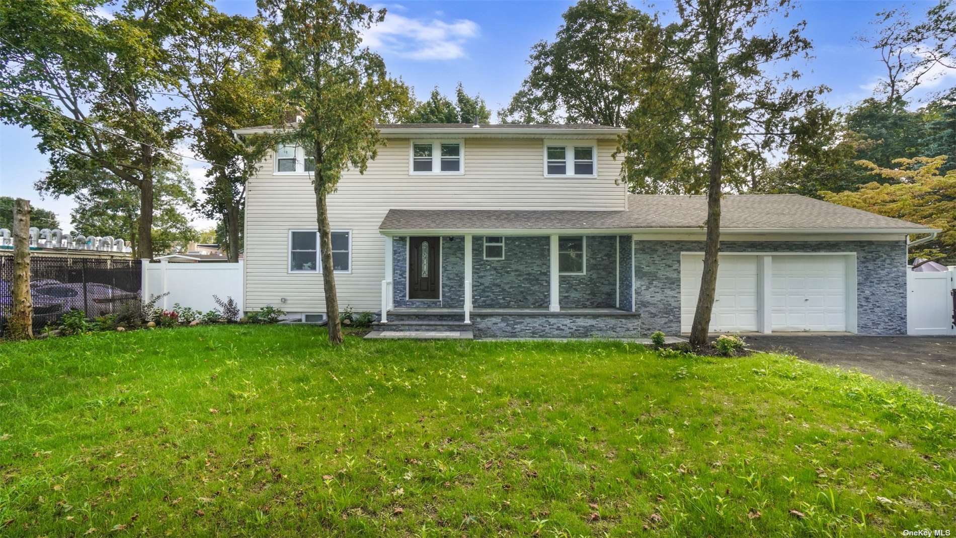 Single Family in Greenlawn - Grange  Suffolk, NY 11740