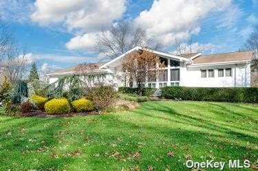 Single Family in Dix Hills - Astro  Suffolk, NY 11746