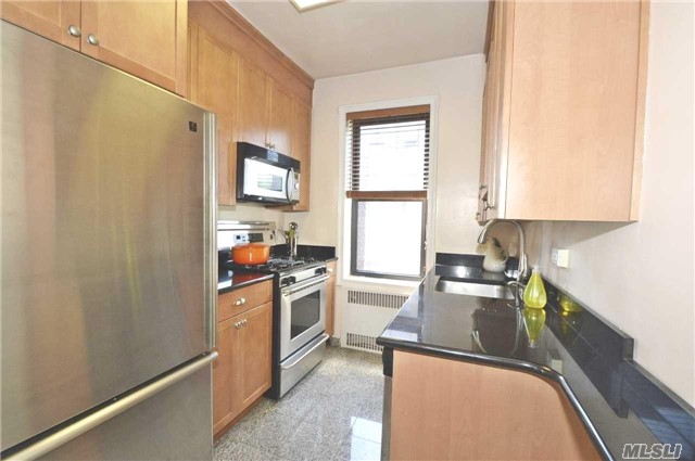 Pre-War Gem In The Windsor! All Renovated, 2 Bedroom 1 Bath Corner Unit W/Deeded Pkg Spot Included In Maintenance. Foyer, Windowed Kitchen, Large Living Rm W/Beautiful Park Views. Sw Exposure, Soaring 10' Ceilings, Crown Moldings & Wood Floors. Laundry Rm And Storage In Basement. Close To Lirr & Shopping. Great Neck Park Dist, Baker Elementary, So. Or No. Hs & Middle Sch.