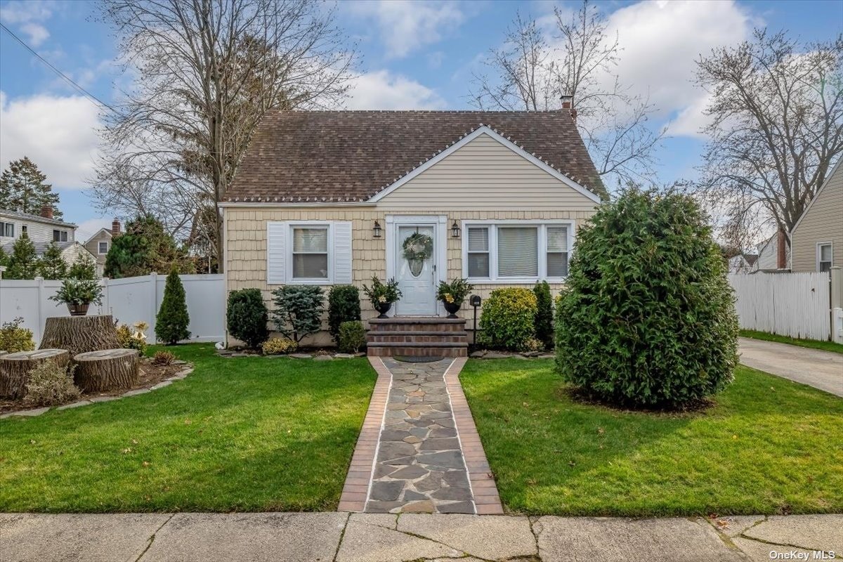 Single Family in Copiague - Pleasant View  Suffolk, NY 11726