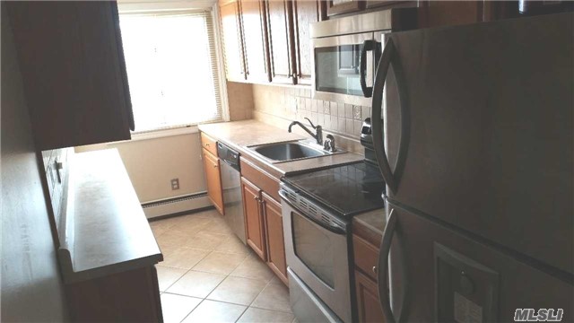 Beautiful 1 Bedroom In Islip, Excellent Condition. Bright With Huge Rooms, Including Queen Bedroom, Updated Kitchen,  Gleaming Hardwood Floors. Maintenance With Star Currently About $590. Excellent Location Close To Club House, Parking, Laundry Room. Super Pet Friendly. Why Rent When You Can Own For Less!!