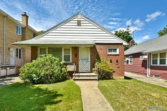 Gorgeous Tree Lined Block In Bayside. Very Close To The Schools. Sd26!! Perfect Home For A Dormer! Potential Potential Potential!!! Suburbia Feel In Bayside! Property Has Natural Gas For Cooking. This Property Will Not Last!!! An Absolute Must See! Brand New Boiler Being Installed By The Sellers Next Week.