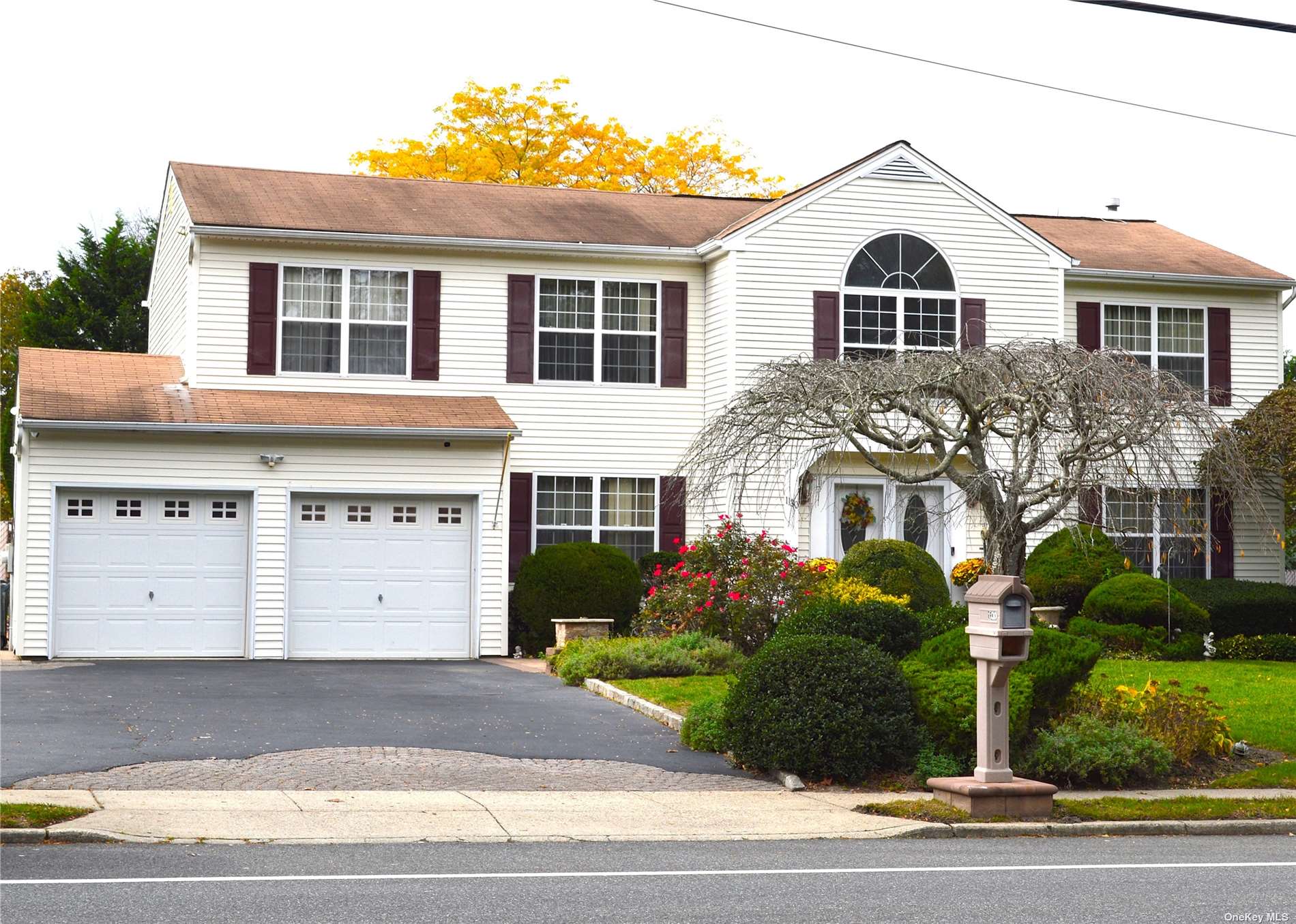 Single Family in Holbrook - Broadway  Suffolk, NY 11741