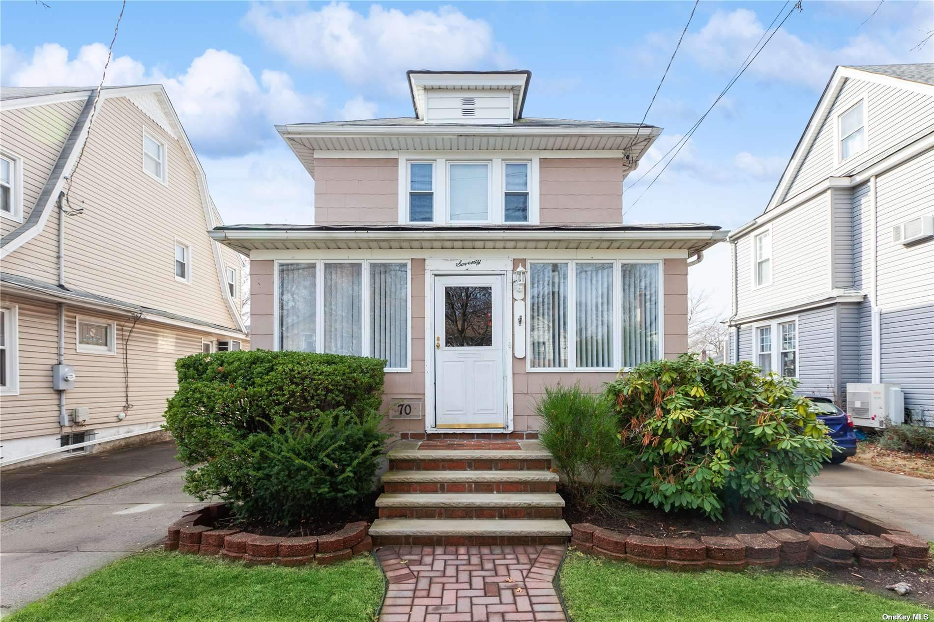 Single Family in Floral Park - Holland  Nassau, NY 11001