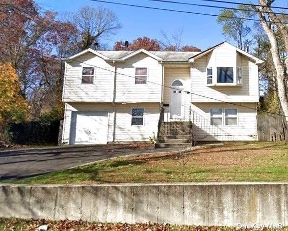 Single Family in Wyandanch - Bedford  Suffolk, NY 11798