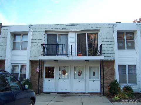 Great Lower Unit With New Carpet, Heating Unit, Stove With Walk In Closet In Huge Bedroom!