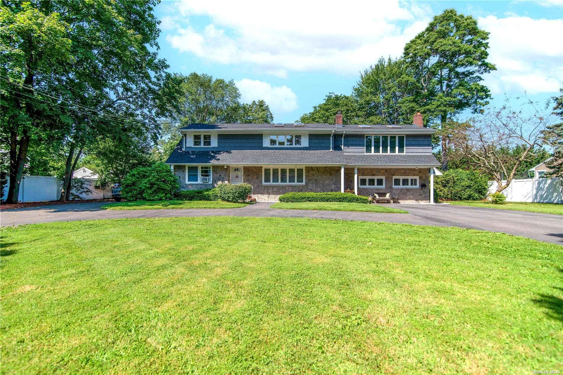 Single Family in Saint James - Cambon  Suffolk, NY 11780