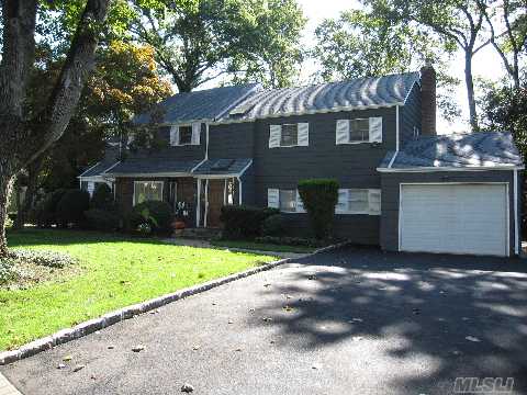 Unique Roslyn Norgate Colonial. Open Floor Plan. Large Bedrooms/Closets. New Roof, New Gas Burner, New Driveway And Walkway. Gas Heat/Cooking! East Hills Park And Pool.