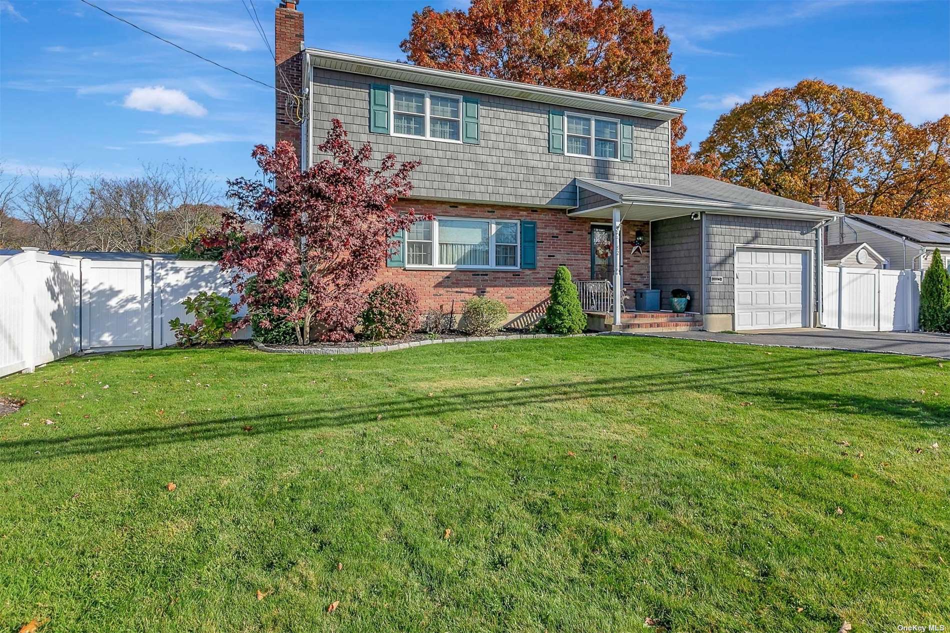 Single Family in Bay Shore - Saxon  Suffolk, NY 11706